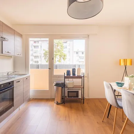 T2 A Avec Terrasse, Tram 17, Geneve Apartment