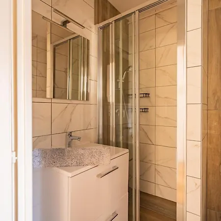 T2 A Avec Terrasse, Tram 17, Geneve Apartment *